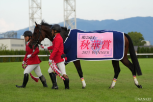 【秋華賞予想】圧倒的2強ムードの秋華賞だが……スポーツ新聞＆競馬専門誌の本命は？