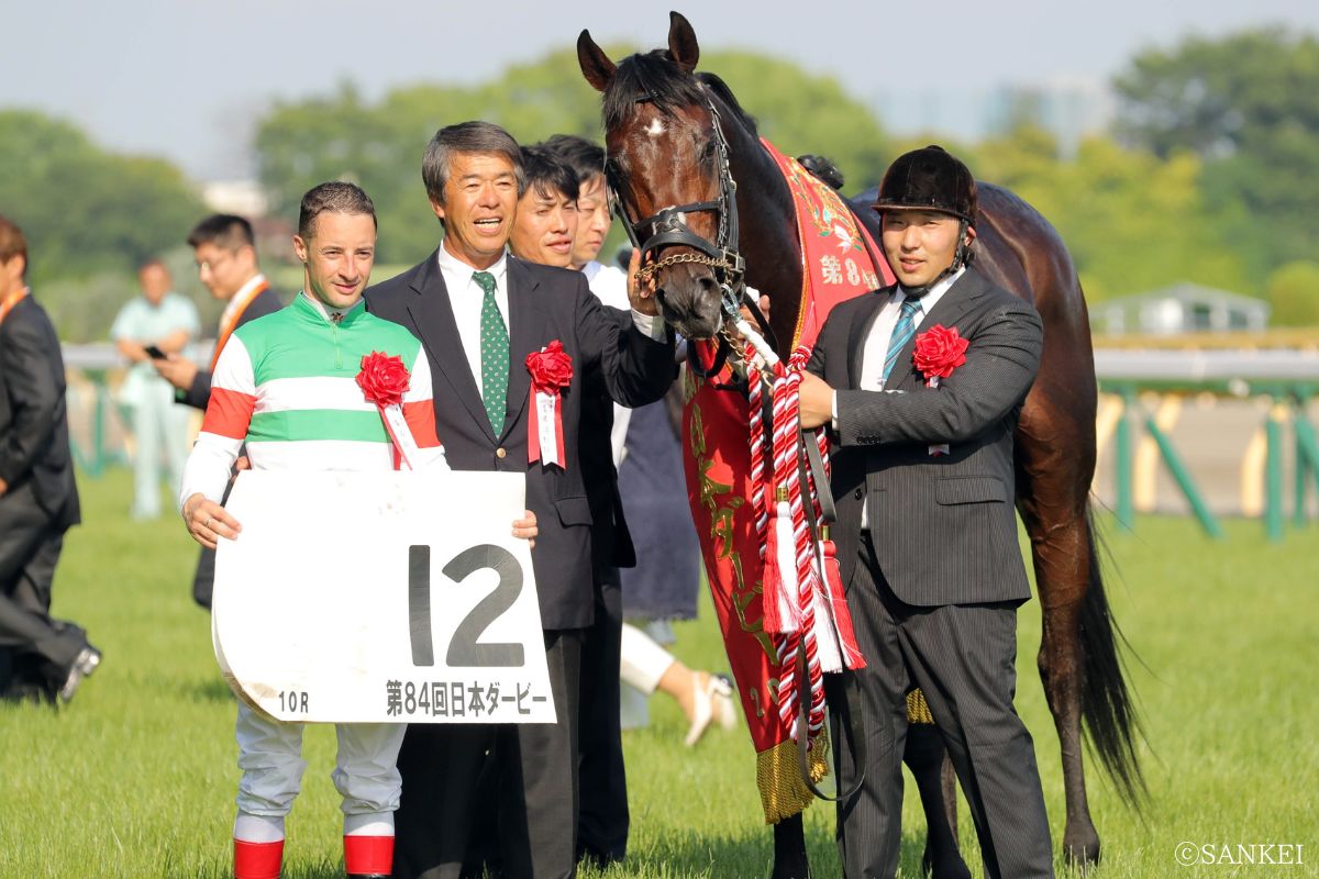 2017年日本ダービーを制した藤沢和雄調教師（写真中央）