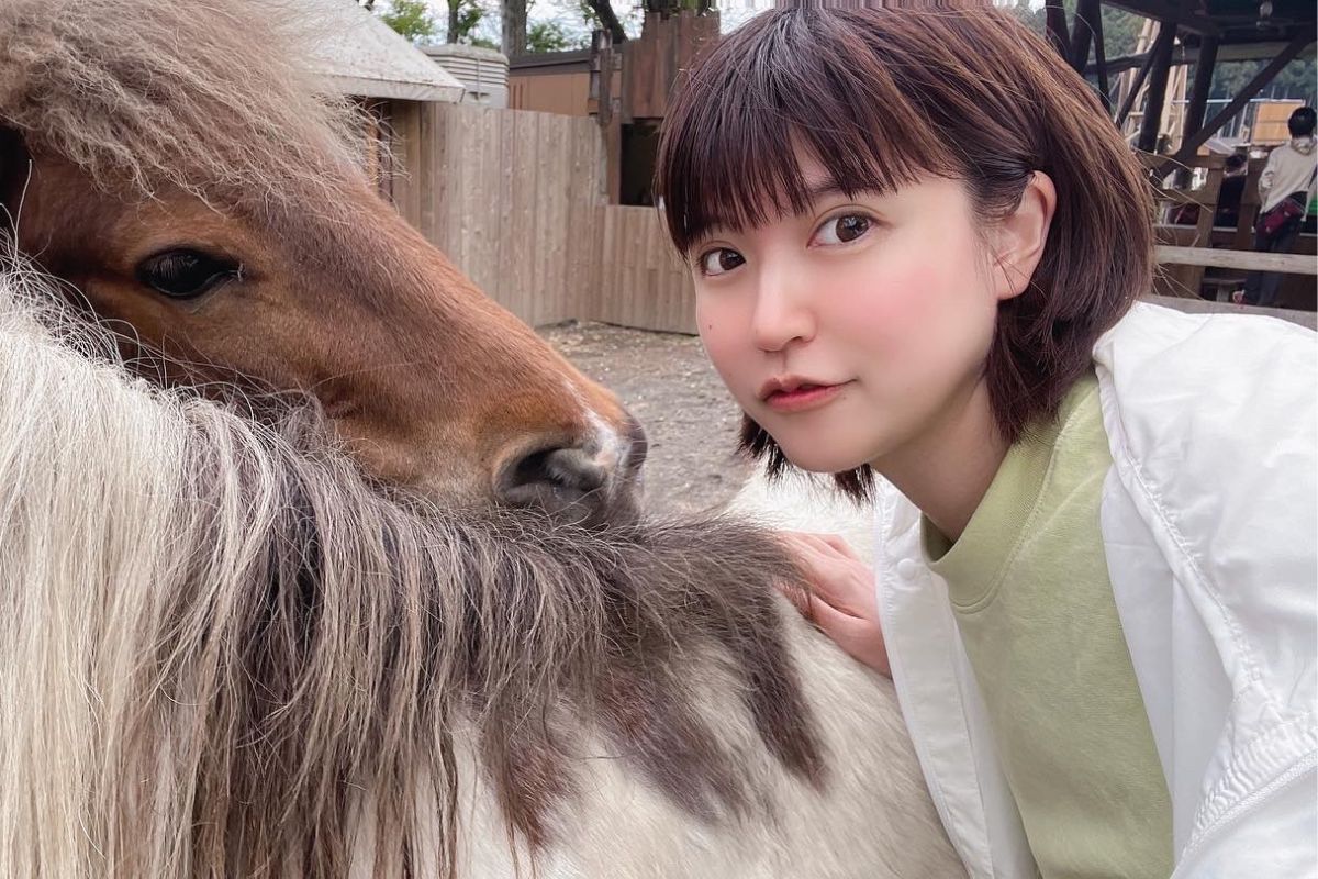 馬と触れ合う原奈津子さん