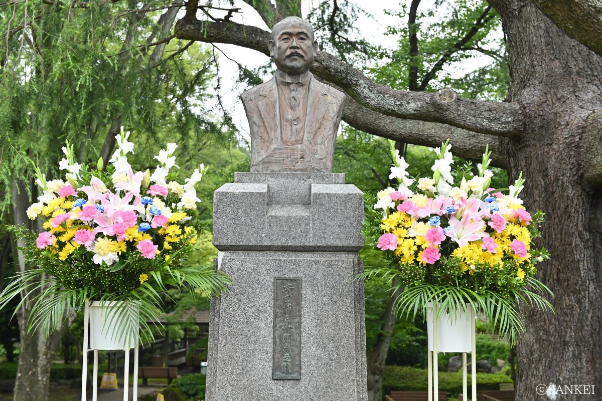 東京競馬場にある安田伊左衛門像