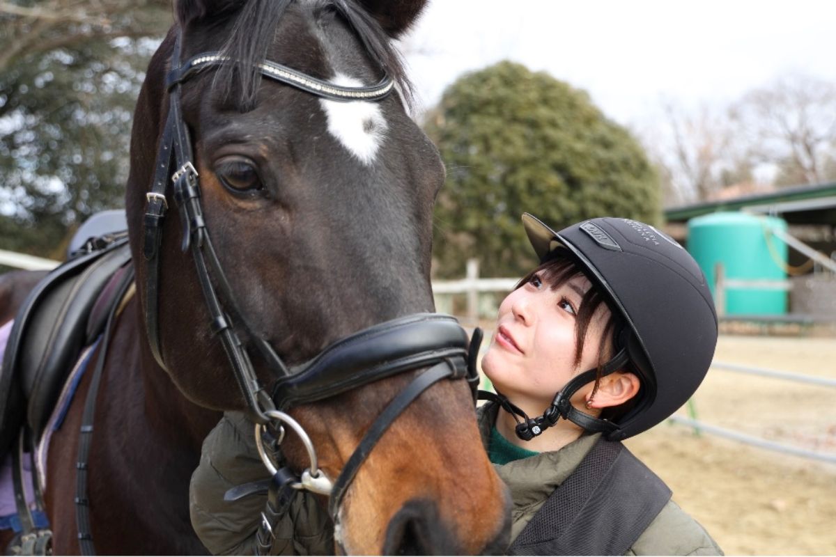 乗馬をする西岡選手