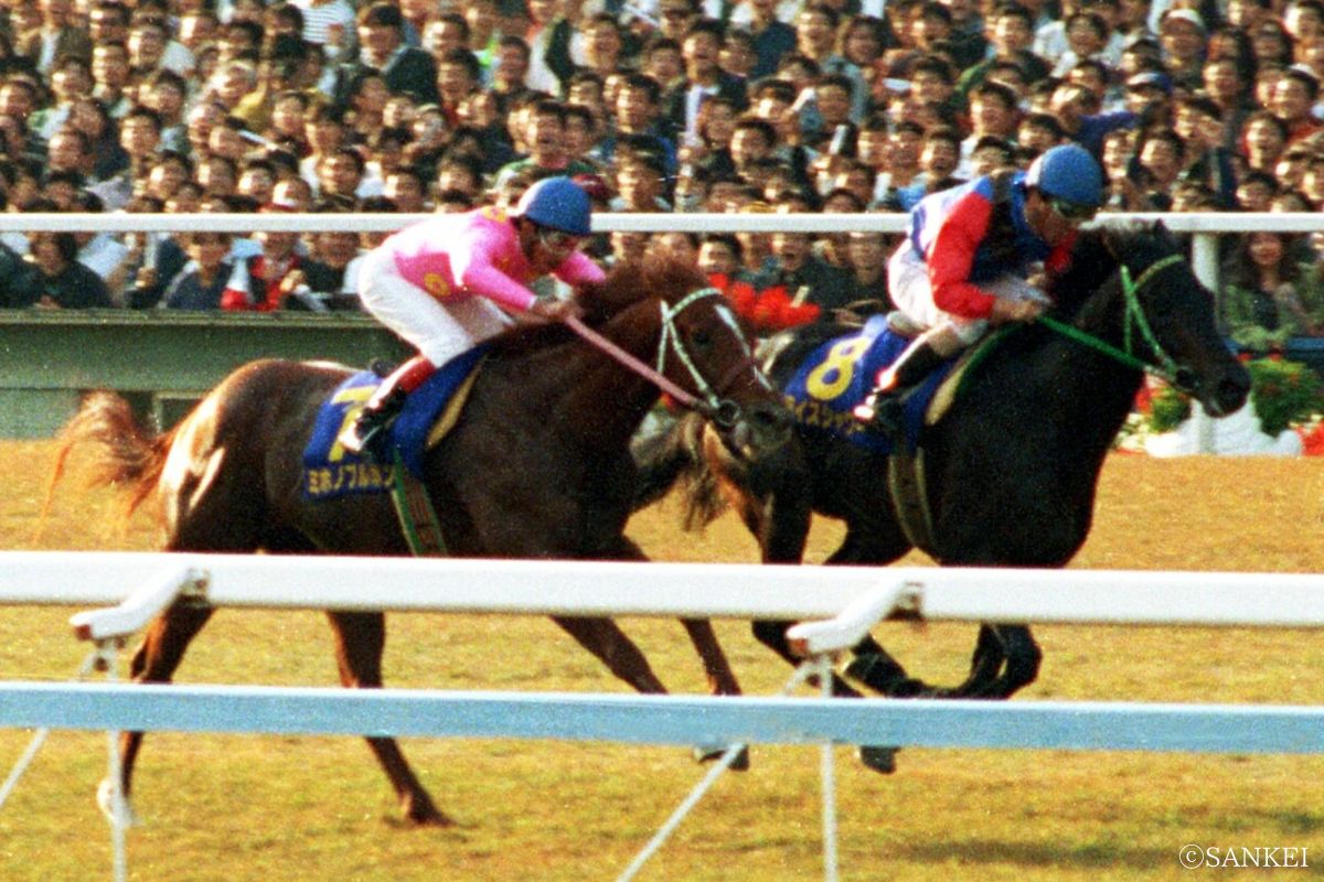 1992年菊花賞を制したライスシャワー（写真奥）、2着ミホノブルボン（写真手前）