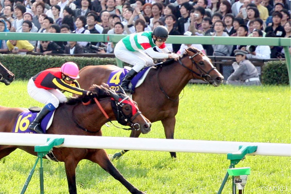 2009年皐月賞/2着トライアンフマーチ（写真奥）