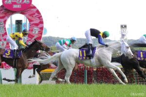 断然人気の悲劇…単勝1倍台で惨敗した超名馬（4）汚された純白…アイドルホースに初めて土がついた日