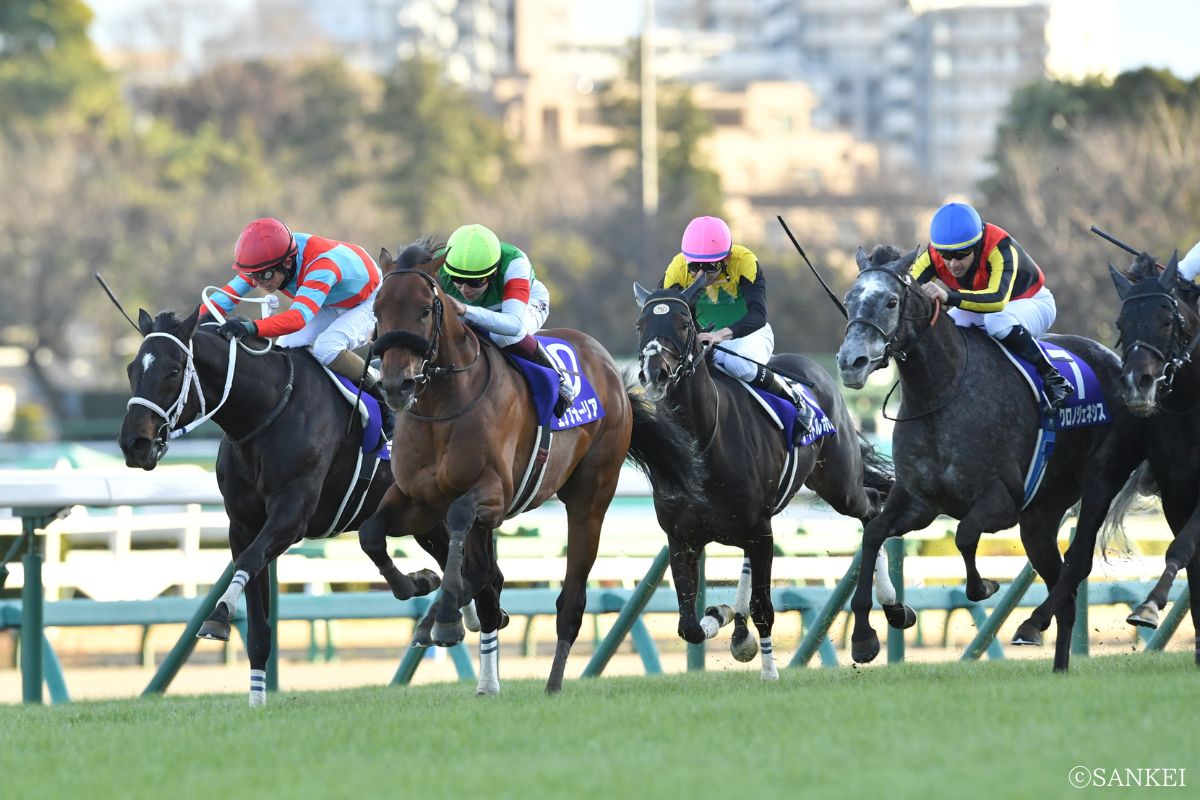 2021年有馬記念/1着エフフォーリア（黄帽）、2着ディープボンド（赤帽）、3着クロノジェネシス（青帽）