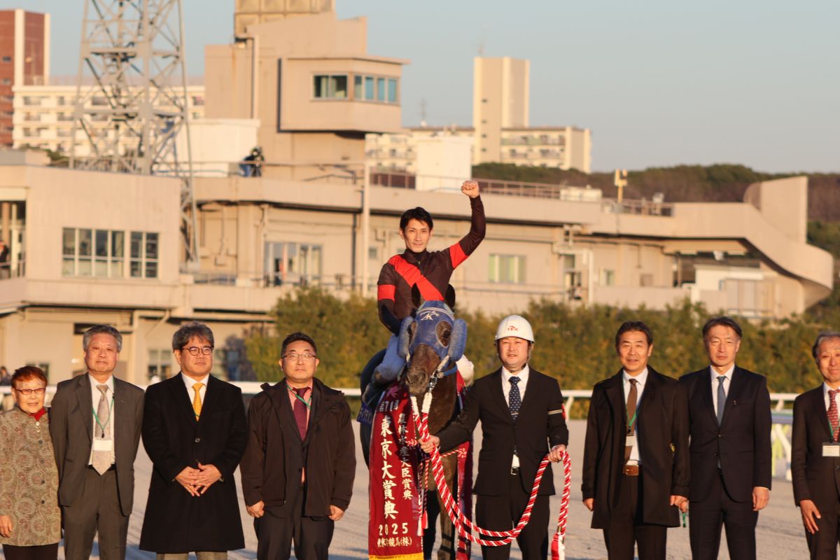 2025年東京大賞典の口取り式/優勝馬ディクテオン