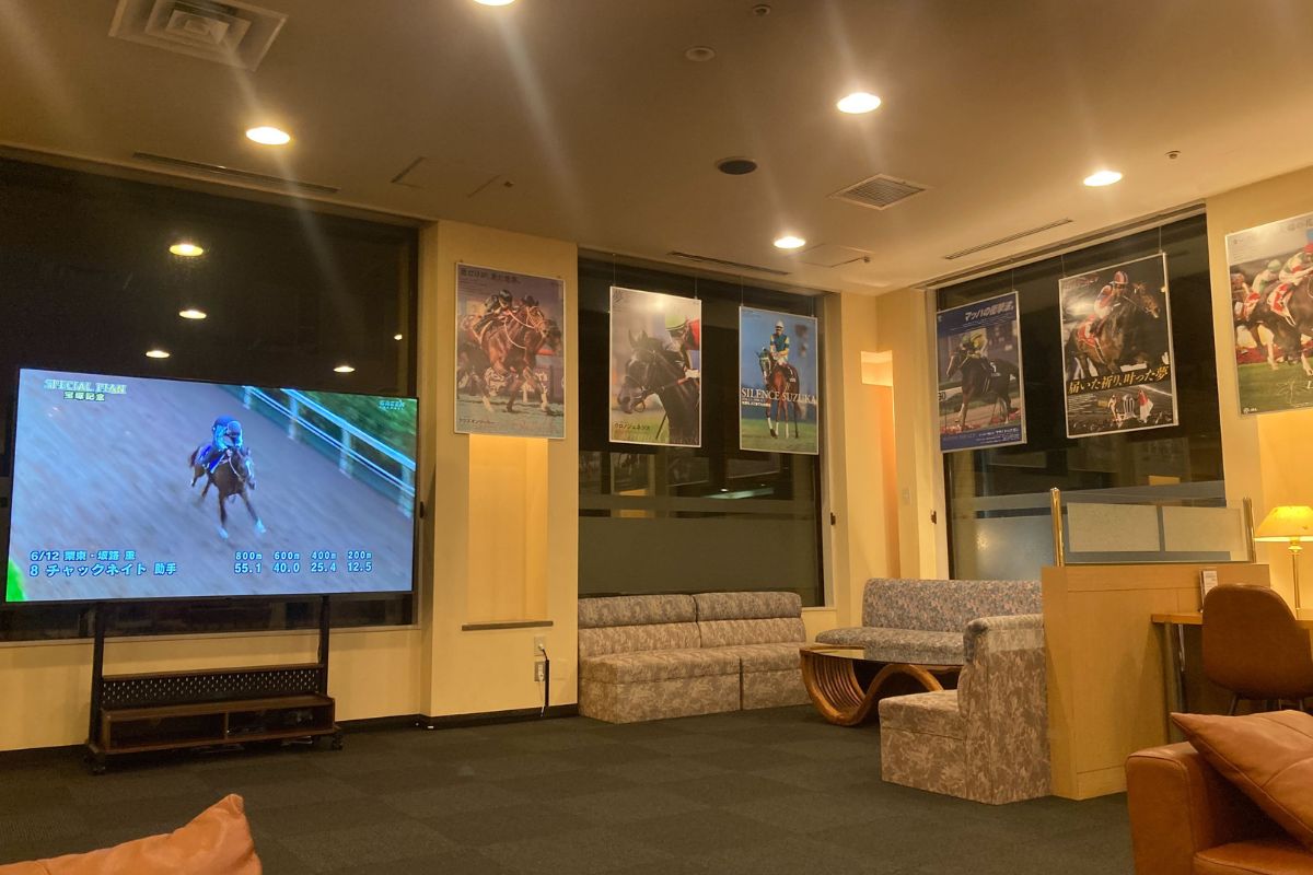 競馬づくしなエクリプスホテルのロビー