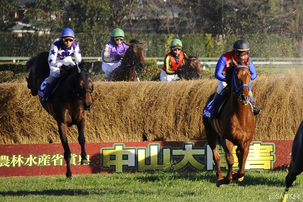 2008年中山大障害を制したときのキングジョイ(写真左・青帽)