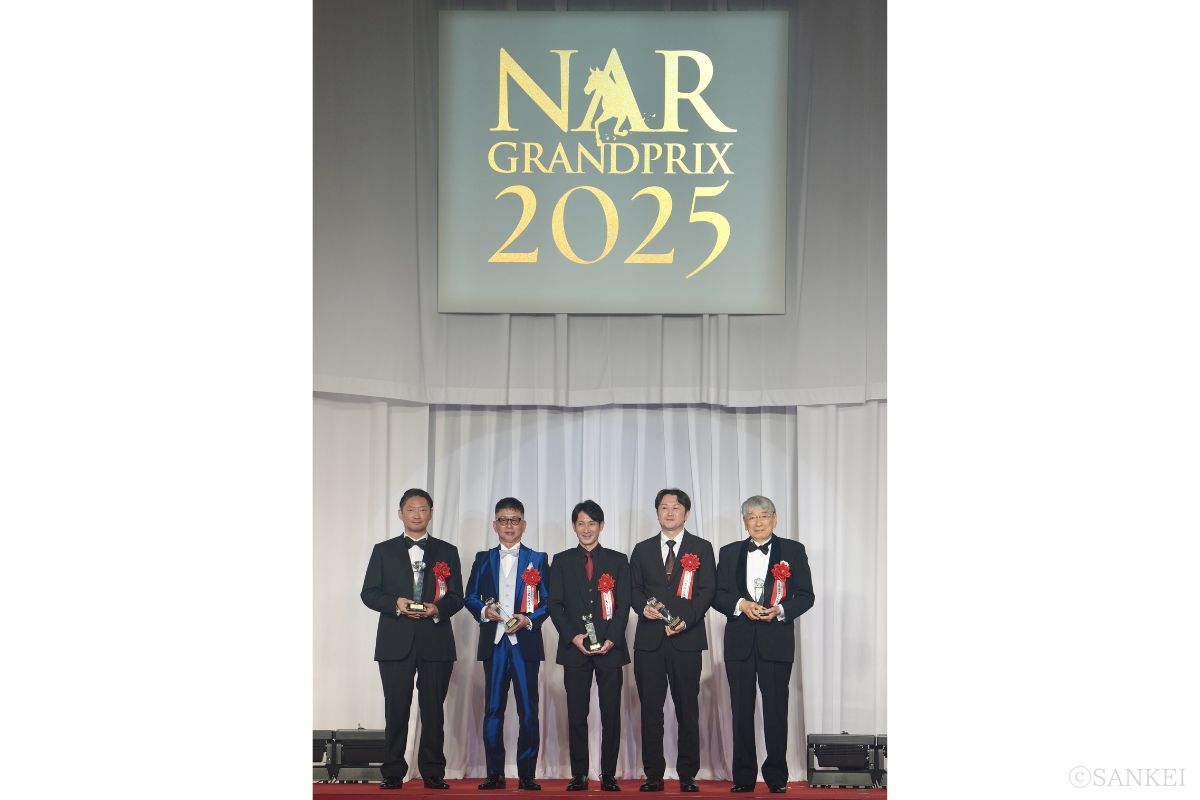 NARグランプリ2025の授賞式/年度代表馬ディクテオンの関係者