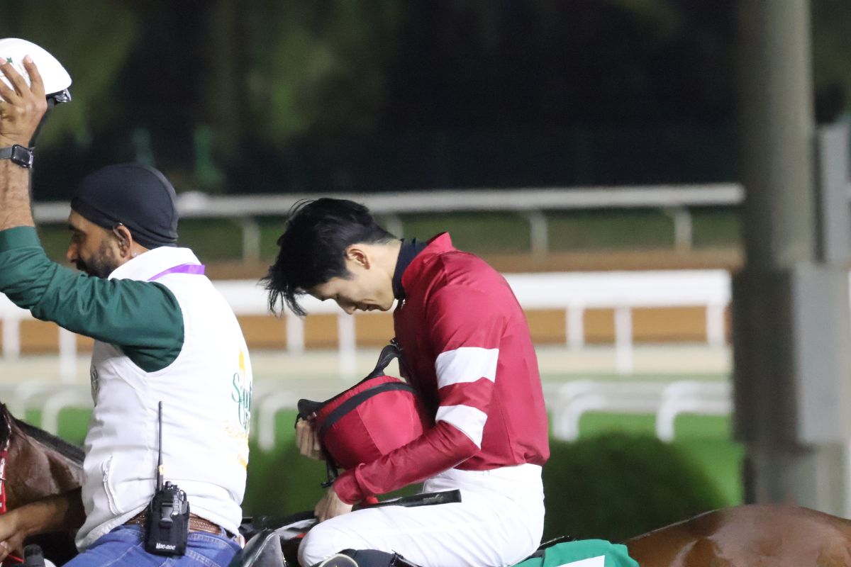 2026年サウジカップ_お辞儀する坂井瑠星騎手