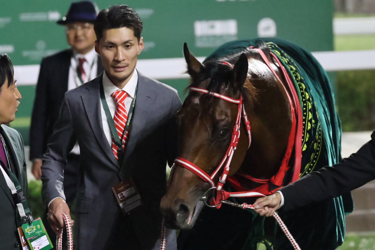 2026年サウジカップ_荒木裕樹彦調教助手と騎手とフォーエバーヤング