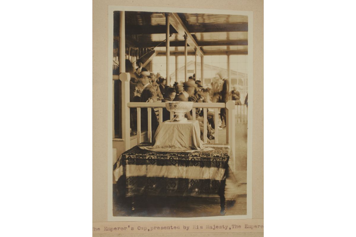 表彰台前に飾られる御下賜品「御紋付花盛器」日本レース倶楽部写真アルバム/力一ル・ルイス撮影 1908年(明治41) 春季【馬の博物館所蔵】