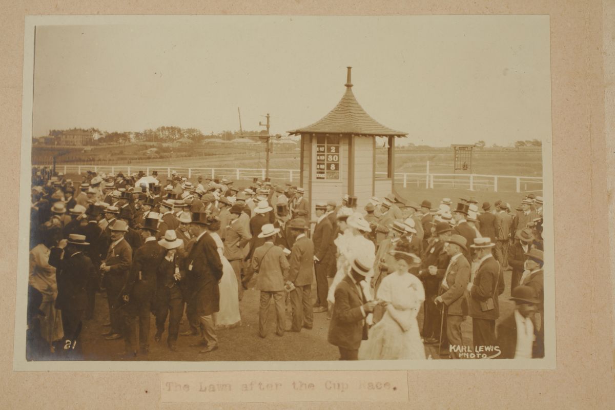 帝室御賞典競走当日の根岸競馬場の様子(1908年)【馬の博物館所蔵】