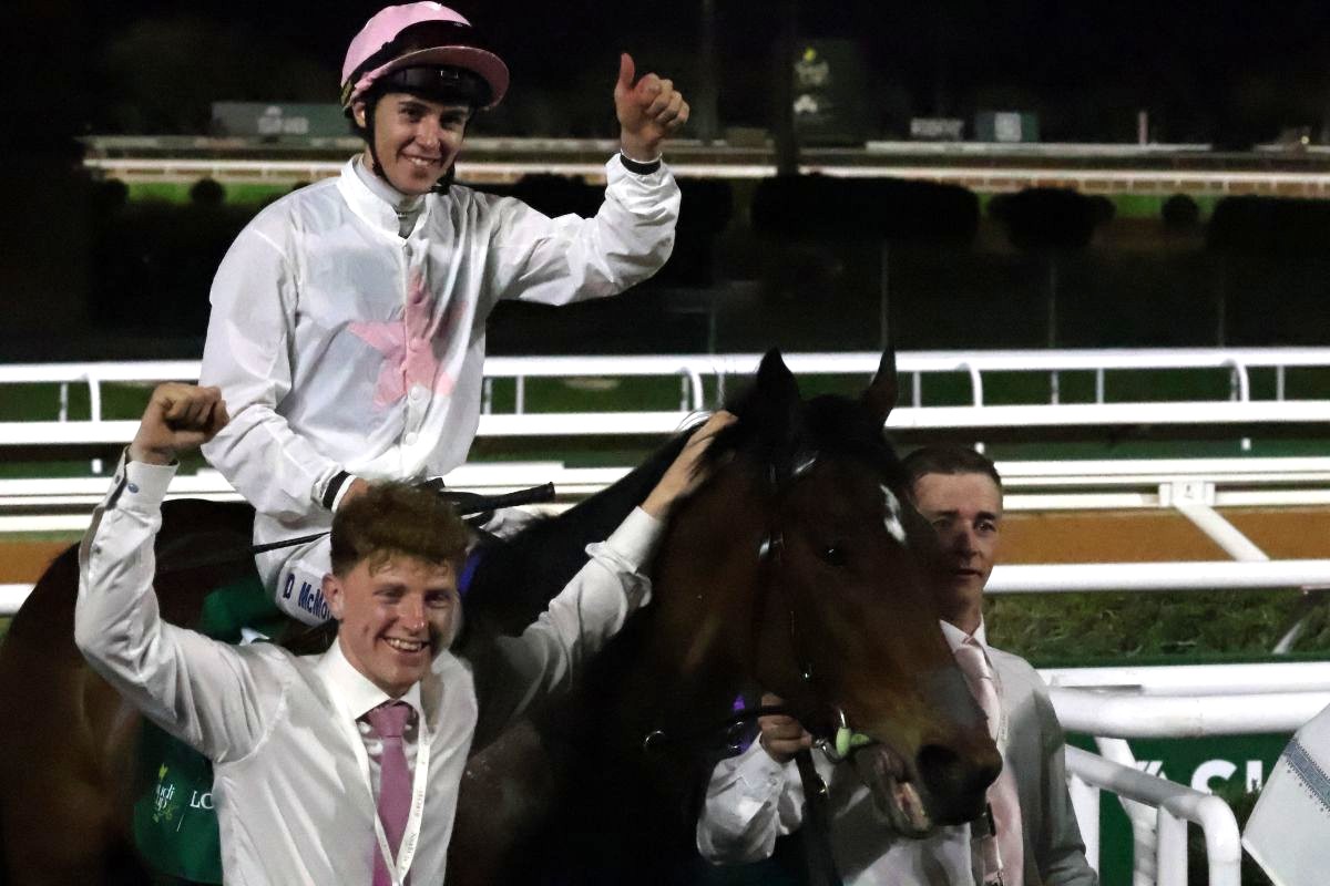 2026年レッドシーターフHを制したサンズアンドラヴァーズ