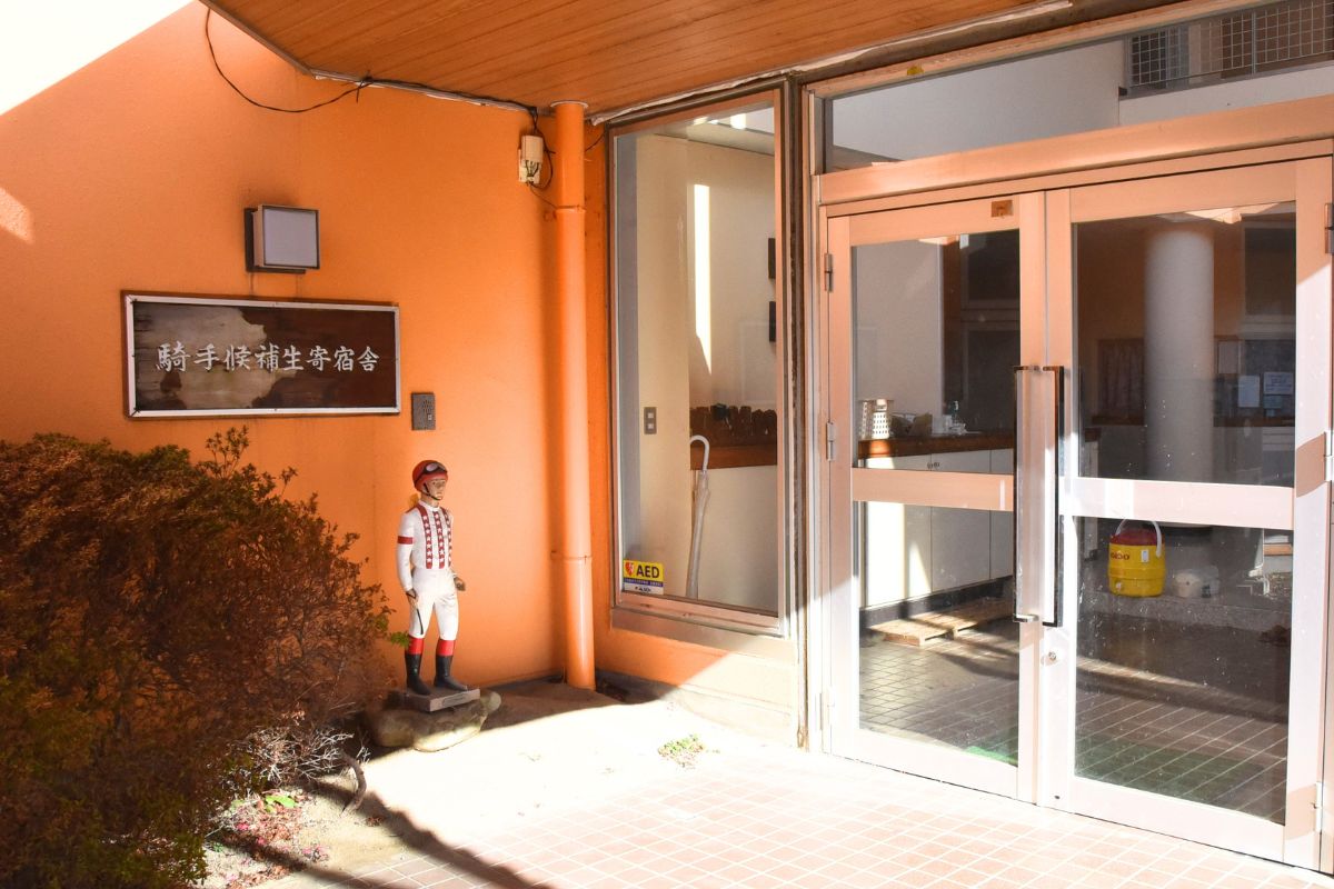 騎手候補生寄宿舎の玄関