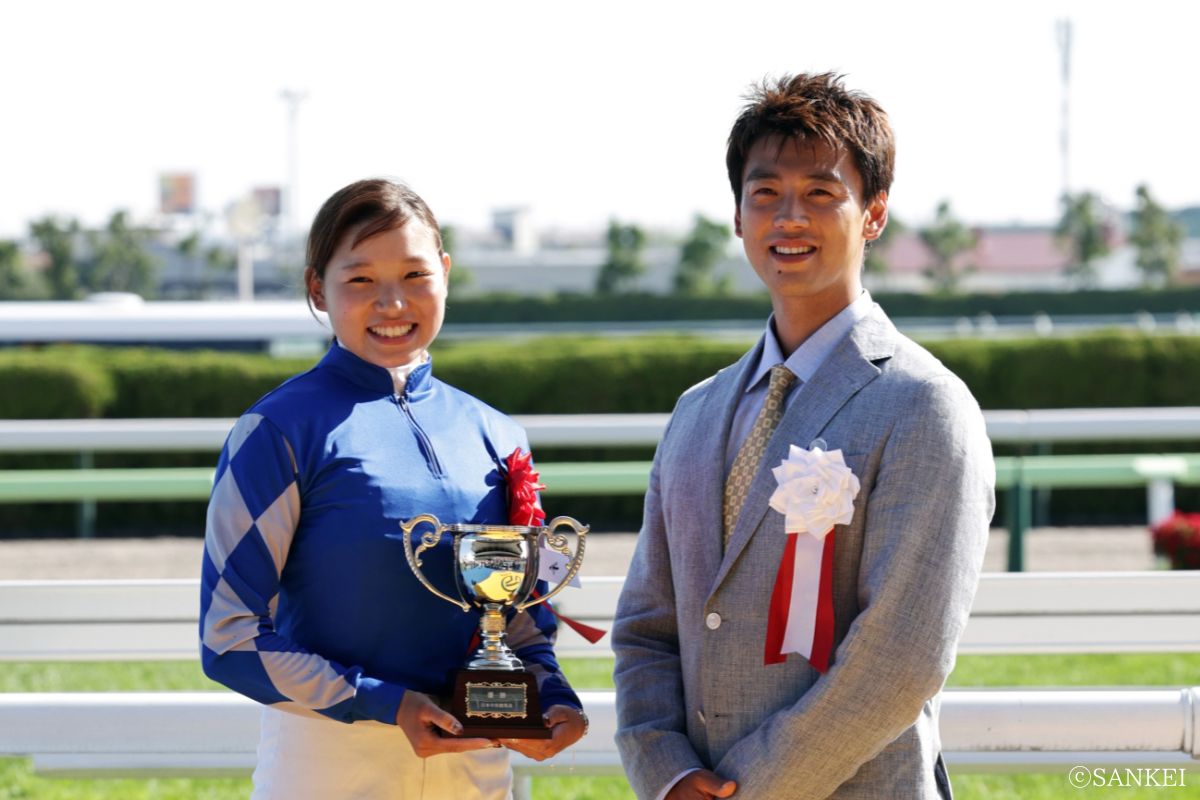 2026年函館記念の表彰式（小林美駒騎手とプレゼンターの竹内涼真さん）