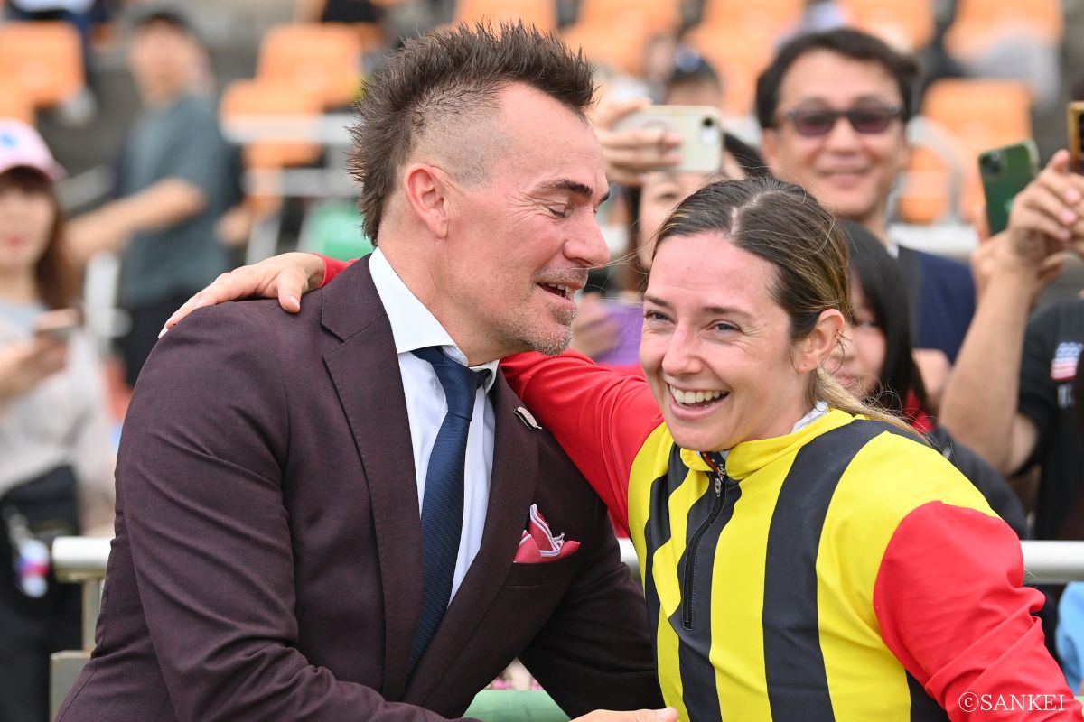 中山競馬場で2連勝を飾ったミシェル騎手と、夫のフレデリック・スパニュ氏(2026年9月13日)